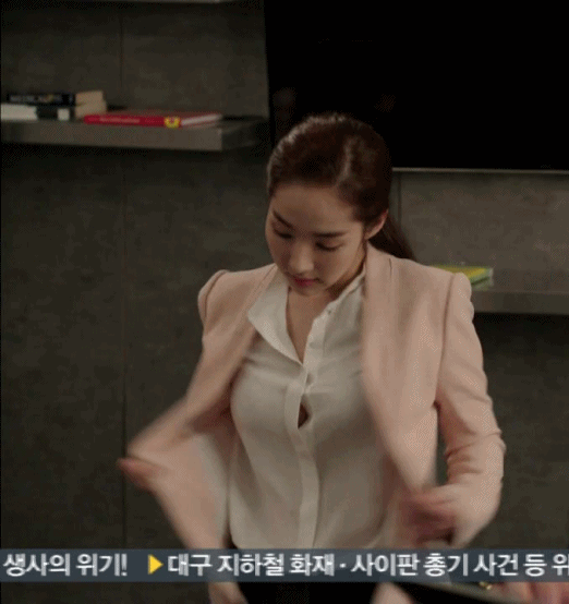 Người đẹp suýt bung cúc áo, gợi tình vượt mặt Song Hye Kyo-5