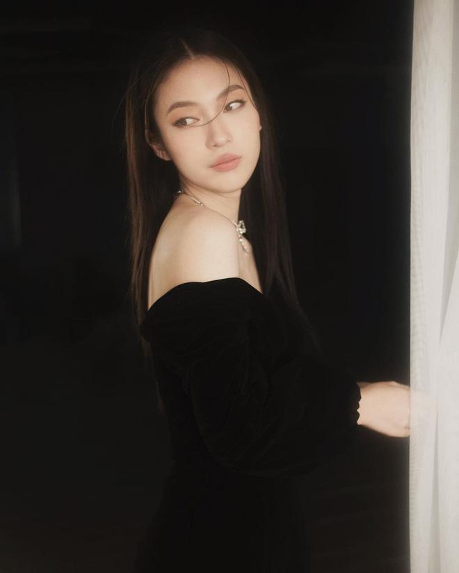 MC Khánh Vy diện váy ngắn cũn, khoét xẻ khoe ngực táo bạo-2