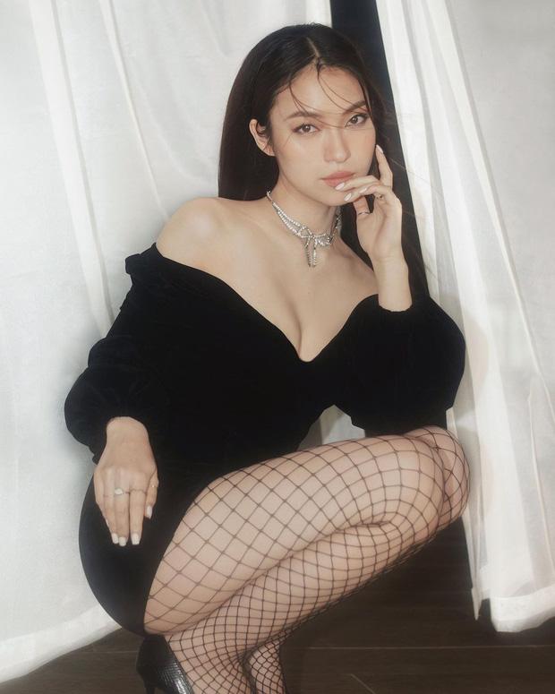 MC Khánh Vy diện váy ngắn cũn, khoét xẻ khoe ngực táo bạo-1