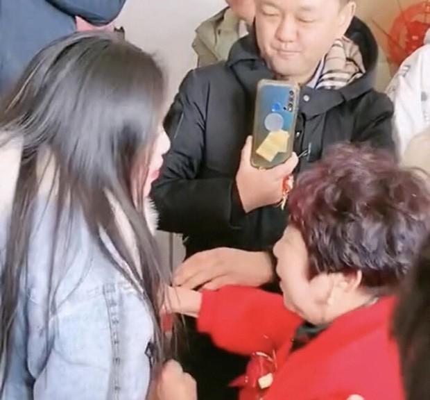 Phù dâu giấu giày trước ngực, chú rể muốn đón dâu phải thò tay lấy-1