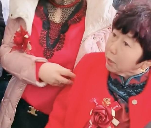 Phù dâu giấu giày trước ngực, chú rể muốn đón dâu phải thò tay lấy-3