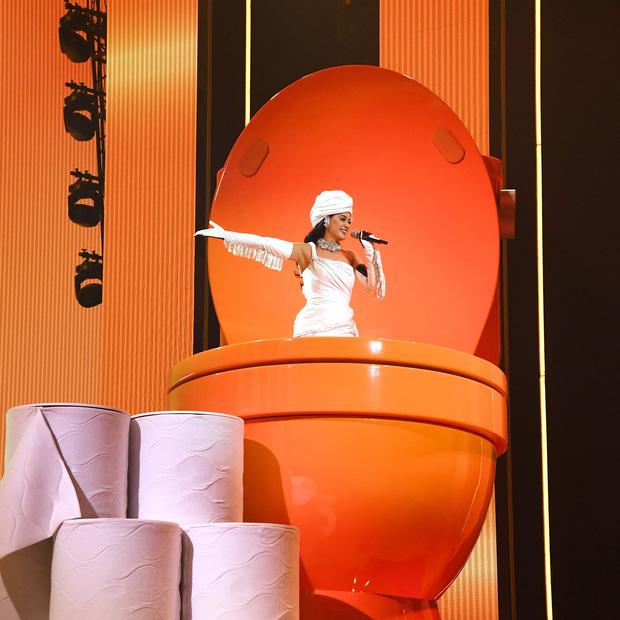 Katy Perry hóa thành cuộn giấy nhún nhảy bên bồn cầu khổng lồ!