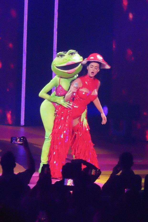 Katy Perry hóa thành cuộn giấy nhún nhảy bên bồn cầu khổng lồ!-3