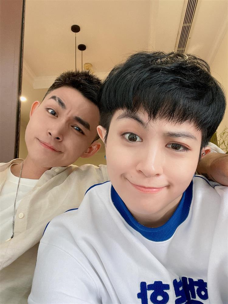 Chẳng họ hàng máu mủ, Jun Phạm và Gil Lê giống nhau như sinh đôi-1