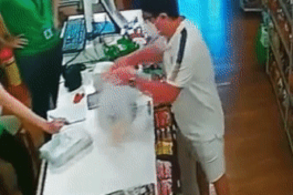 Nữ sinh làm thêm siêu thị bị khách 'cầm nhầm' 20 triệu đồng
