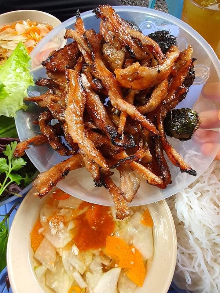 Quán bún chả đỉnh nhất Hà Nội bị đá xéo: Chân gà nướng hay gì?-2