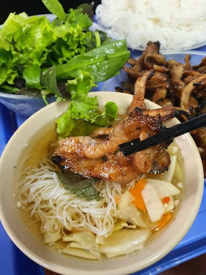 Quán bún chả đỉnh nhất Hà Nội bị đá xéo: Chân gà nướng hay gì?-1