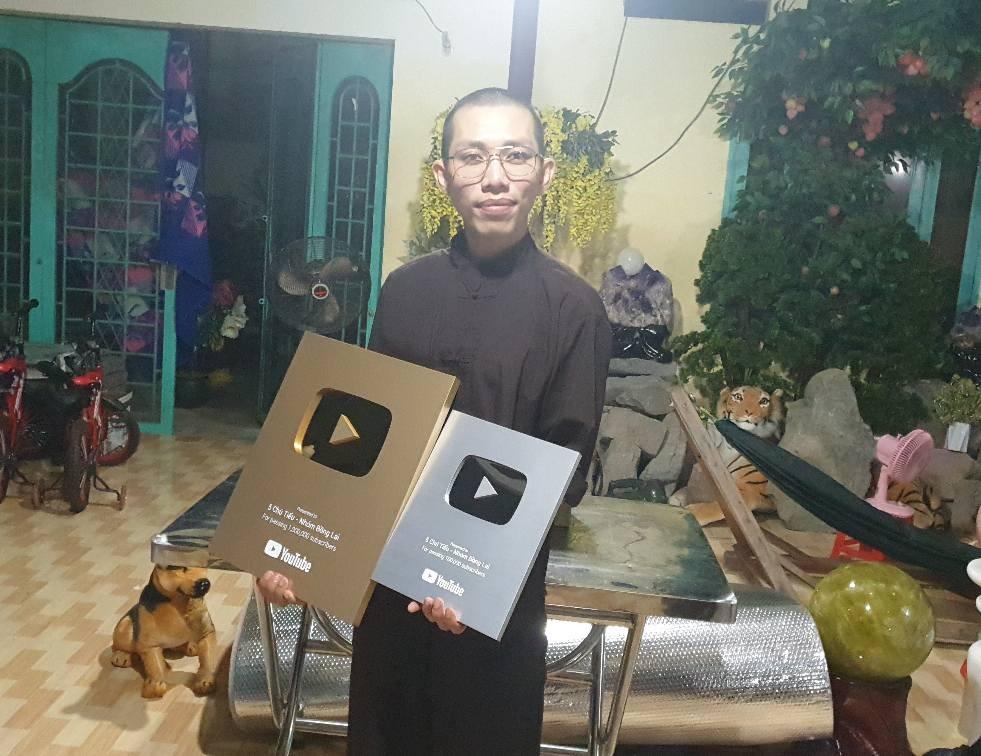 3 đệ tử vừa bị bắt của Lê Tùng Vân: Thích ca hát, nghiện show hình-9