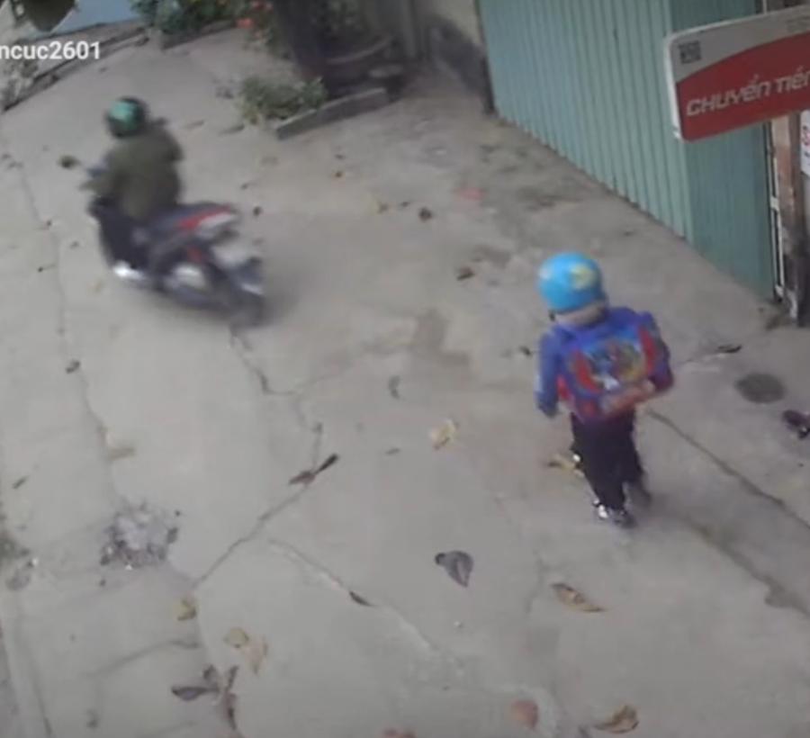 Chở con đi học, mẹ khiến con trai đứng hình vì hành động hú vía-1