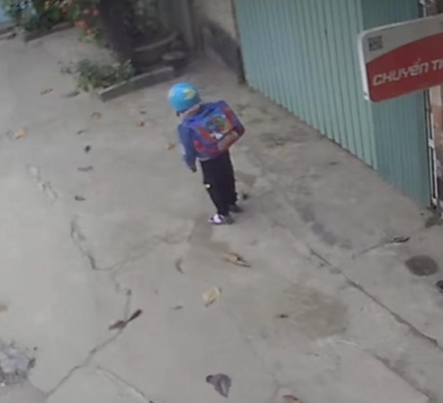 Chở con đi học, mẹ khiến con trai đứng hình vì hành động hú vía-2