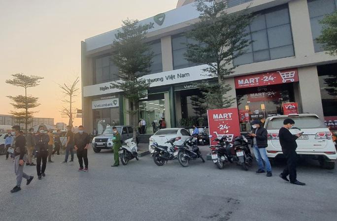 CLIP: Dùng vật giống súng cướp ngân hàng Vietcombank 3 tỷ đồng-2