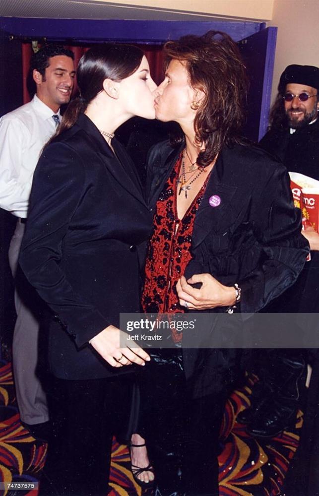 Rùng mình màn khóa môi tình tứ của mỹ nhân Hollywood với bố ruột-3