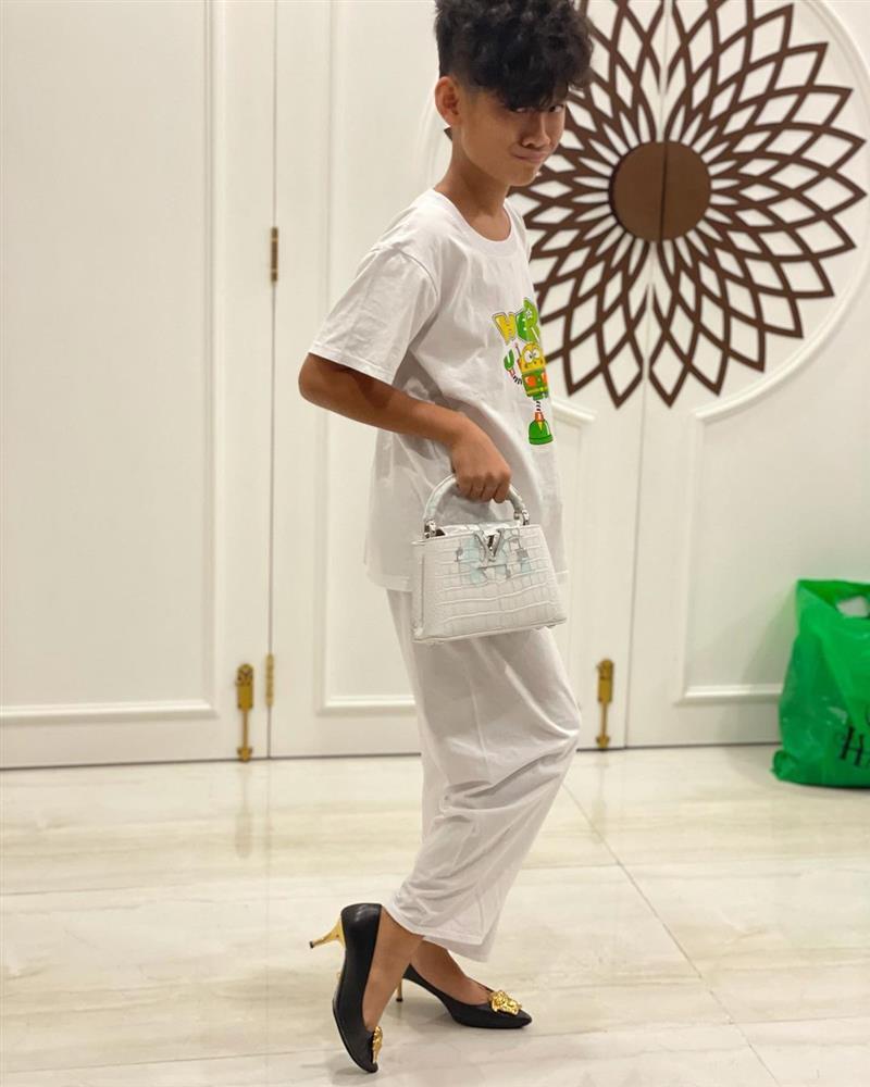 Quấn quít với tình trẻ, Lệ Quyên đối xử sao với con trai Đức Huy?-4