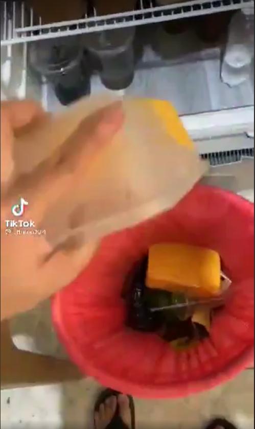 Chủ quán đổ hết trà sữa vào thùng rác, biết lý do ai cũng tán thành-2