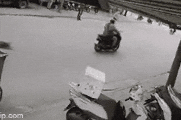 Clip: Cố tình thông chốt, xe máy đâm CSGT ngã văng ra đường