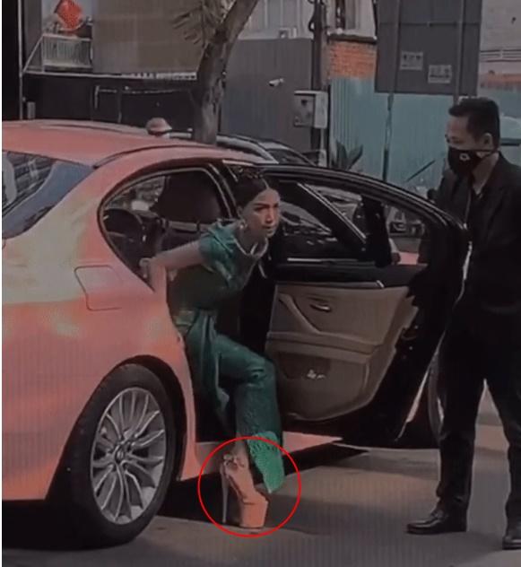 Hoà Minzy gây hú hồn với đôi cà kheo sương sương 30cm-1