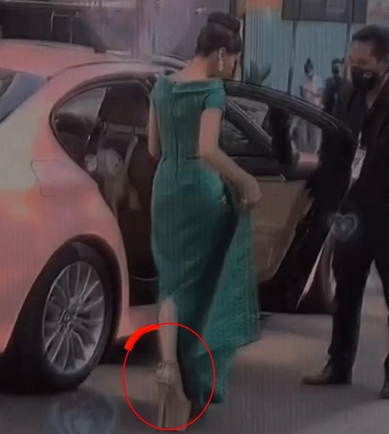 Hoà Minzy gây hú hồn với đôi cà kheo sương sương 30cm-2