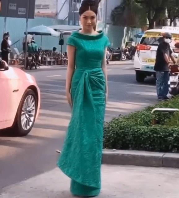 Hoà Minzy gây hú hồn với đôi cà kheo sương sương 30cm-3