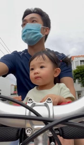 Cường Đô La mạo hiểm để con đứng một mình trên nắp capo-4