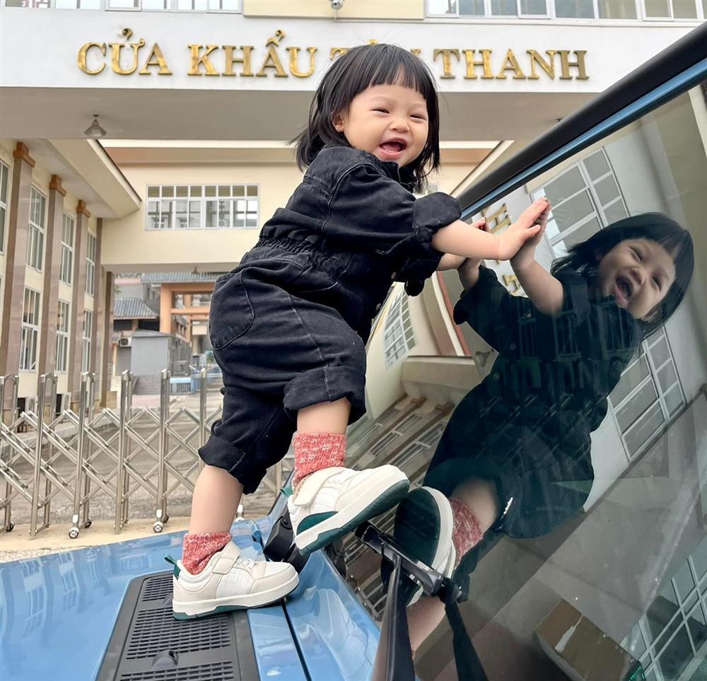 Cường Đô La mạo hiểm để con đứng một mình trên nắp capo-2