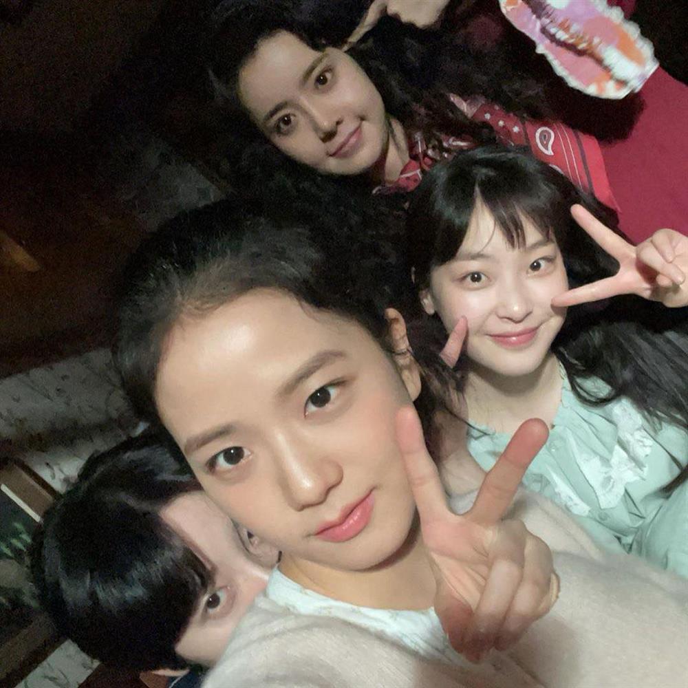 Jisoo (BLACKPINK) tưởng nhớ bạn diễn quá cố Kim Mi Soo-6