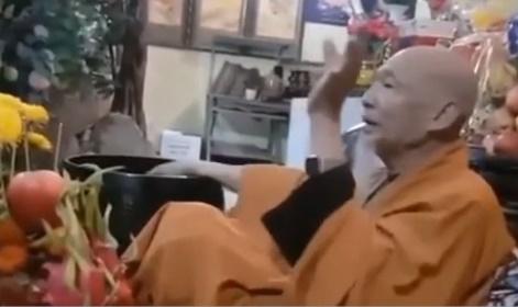 Clip mừng thọ ông Lê Tùng Vân: Bánh trái xua tay, lì xì đút túi-2