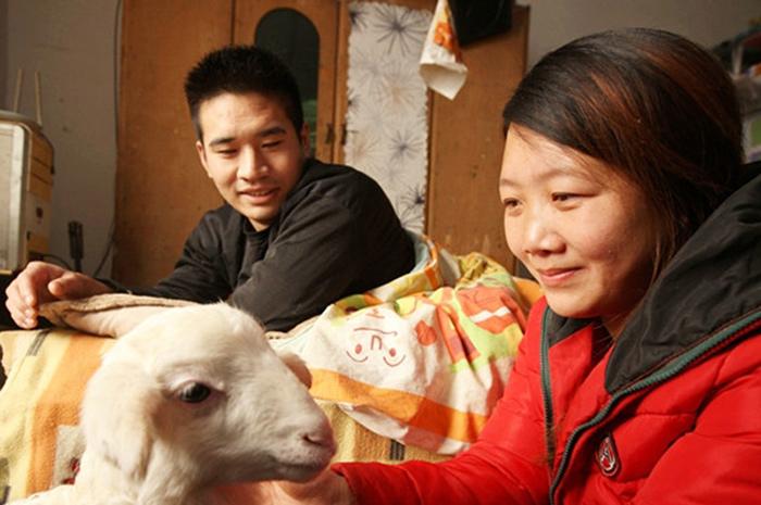 Cô gái đẹp cãi cha mẹ theo chàng trai bại liệt 16 năm trước giờ ra sao-1