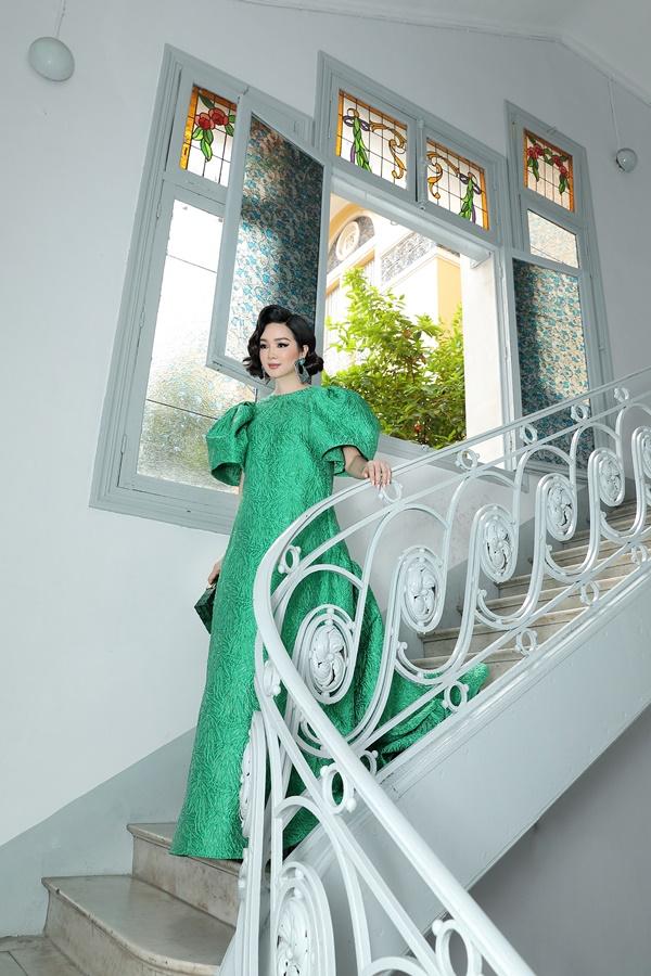 Lệ Quyên đeo nhẫn nặng trĩu tay đi sự kiện, vắng bóng phi công-4