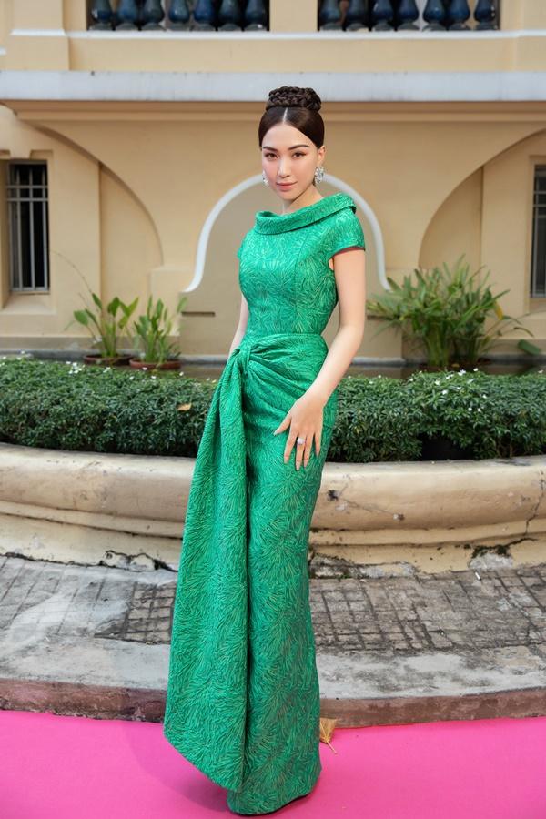 Lệ Quyên đeo nhẫn nặng trĩu tay đi sự kiện, vắng bóng phi công-6