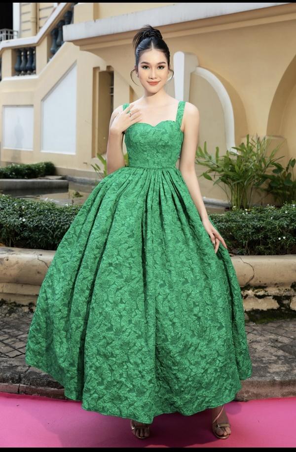 Lệ Quyên đeo nhẫn nặng trĩu tay đi sự kiện, vắng bóng phi công-16