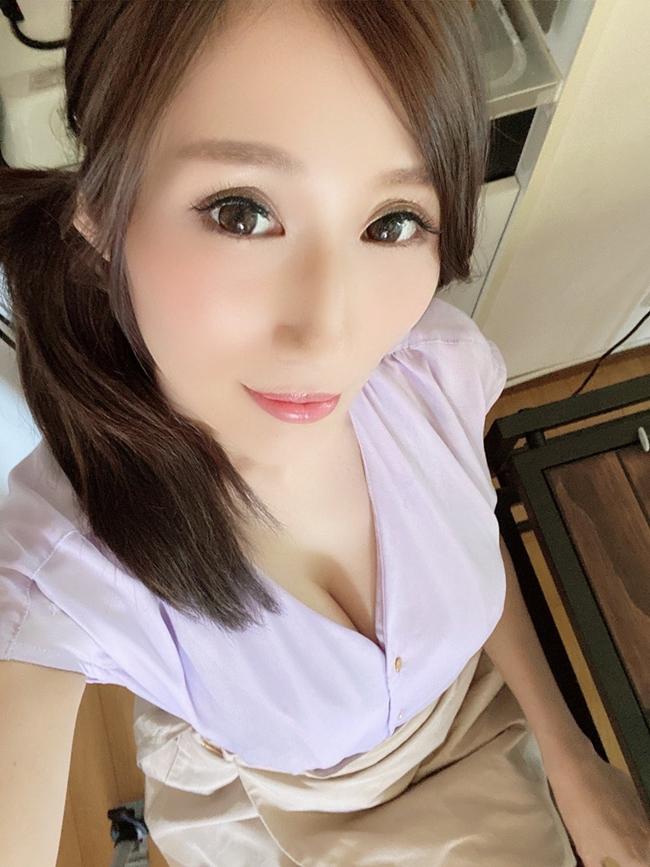 Nữ y tá tự tin siêu vòng một 101cm, bỏ nghề đi đóng phim 18+-20