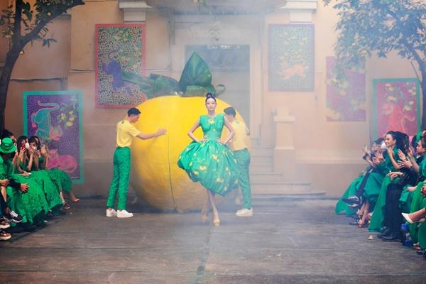 Màn catwalk 1 chín 1 mười của HHen Niê, Minh Tú, Lương Thùy Linh-1