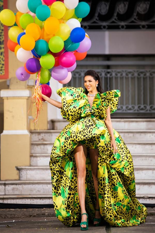 Màn catwalk 1 chín 1 mười của HHen Niê, Minh Tú, Lương Thùy Linh-7