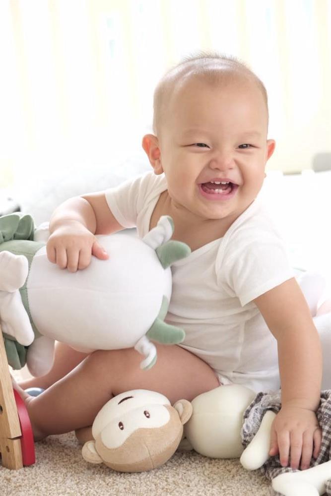 Phản ứng Hồ Ngọc Hà khi quý tử bị soi chân hoa gấm-5