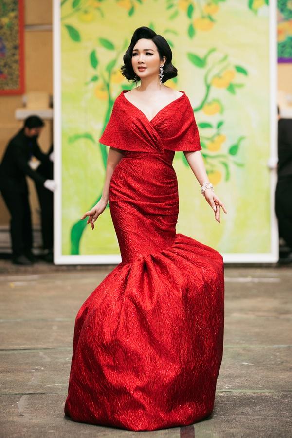 Màn catwalk 1 chín 1 mười của HHen Niê, Minh Tú, Lương Thùy Linh-10