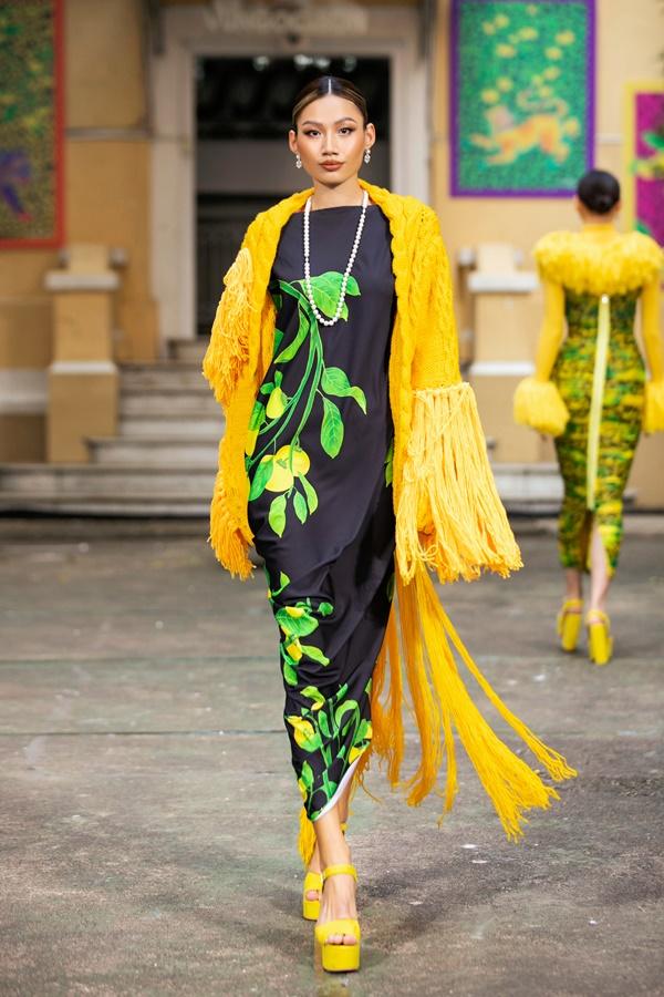 Màn catwalk 1 chín 1 mười của HHen Niê, Minh Tú, Lương Thùy Linh-19