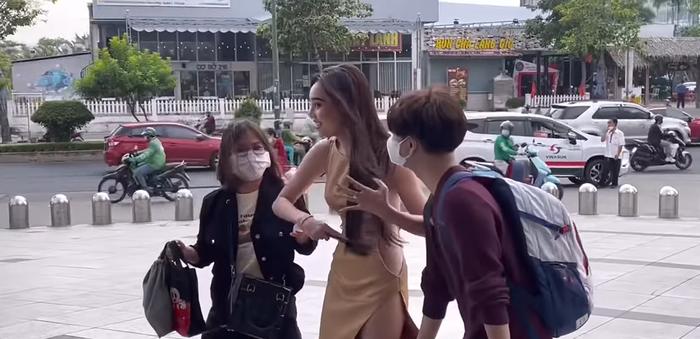 Bắt gặp Lan Ngọc vừa lên thảm đỏ vừa lén... cầm lược chải đầu-1