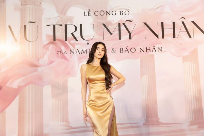 Bắt gặp Lan Ngọc vừa lên thảm đỏ vừa lén... cầm lược chải đầu-8