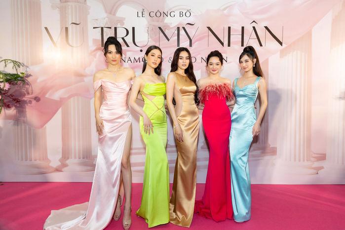 Bắt gặp Lan Ngọc vừa lên thảm đỏ vừa lén... cầm lược chải đầu-6