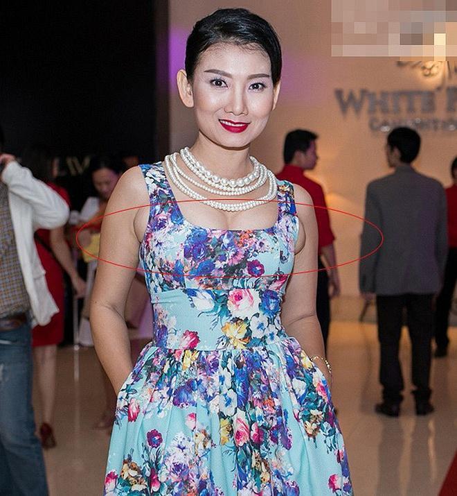 Diện áo bó chẽn, Phạm Hương lộ nguyên hình mỡ nách kém nuột-11