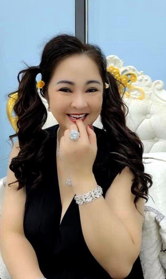 Bà Phương Hằng cưa sừng làm nghé trên livestream với tóc buộc 2 chùm-3