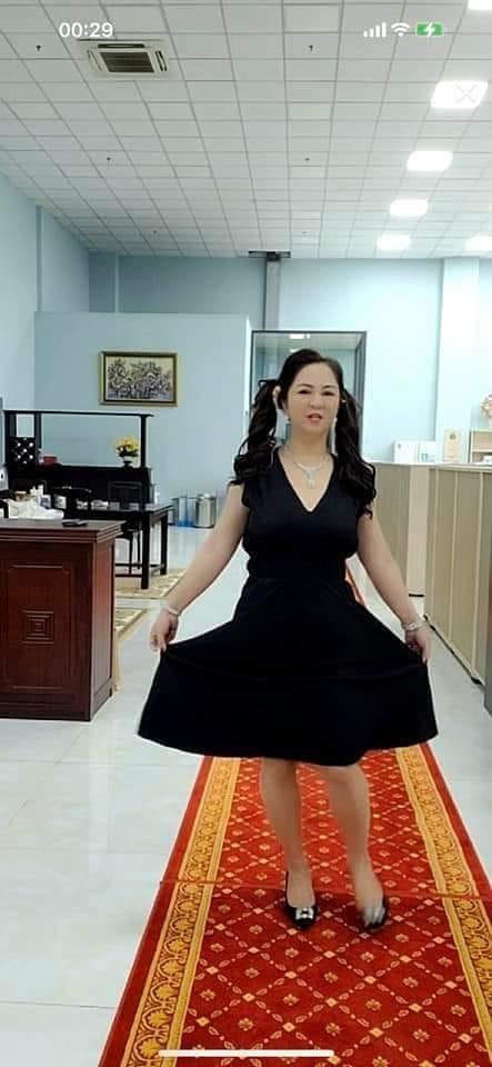 Bà Phương Hằng cưa sừng làm nghé trên livestream với tóc buộc 2 chùm-2