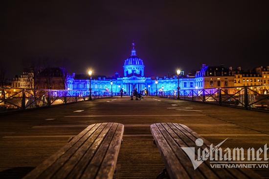 Loạt công trình nổi tiếng ở Paris đồng loạt chuyển màu khác lạ