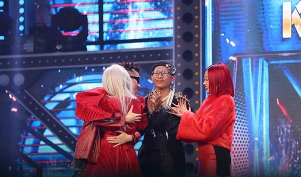 Karik ôm chặt Wowy khóc nức nở, nguyên nhân được hé lộ-2