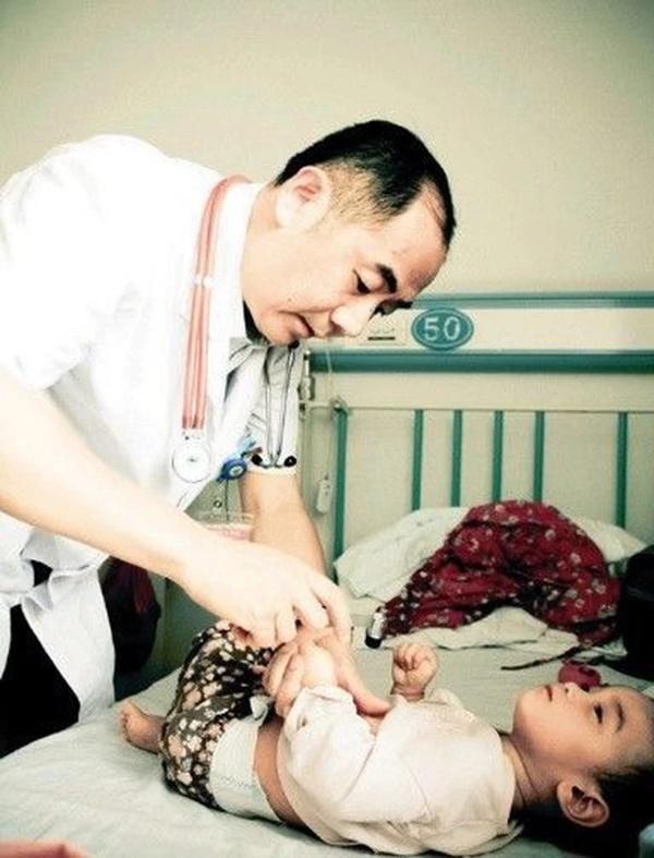 Chàng tí hon 90cm cưới vợ 1m7 từng khiến người người ngưỡng mộ giờ ra sao?-1