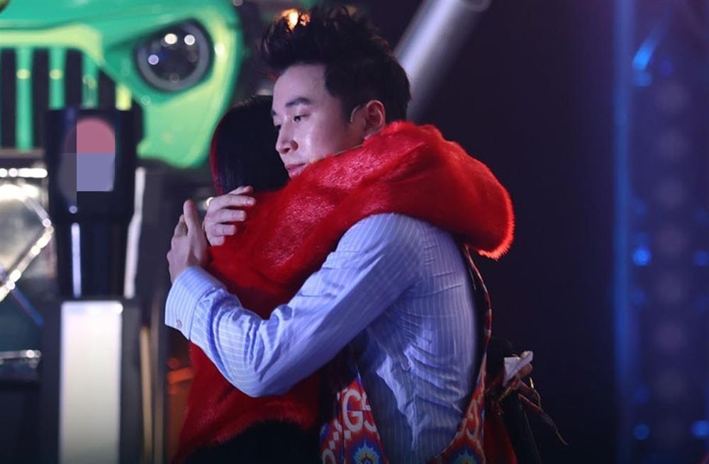 Karik ôm chặt Wowy khóc nức nở, nguyên nhân được hé lộ-3