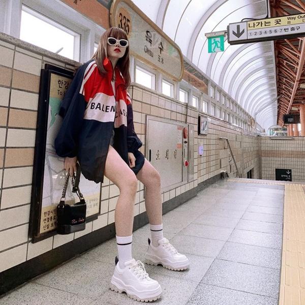 Cùng chia tay người yêu 8 năm, style của Selena Gomez và Thiều Bảo Trâm khác biệt-5