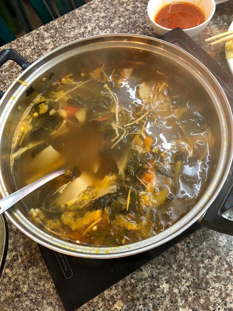 Giận tím người với nồi lẩu ếch 200k chỉ có 2 miếng thịt, 4 miếng da-4