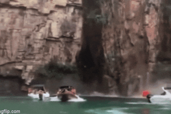 Rùng mình núi lở, rơi vào tàu đang đi, ít nhất 7 người tử vong-2