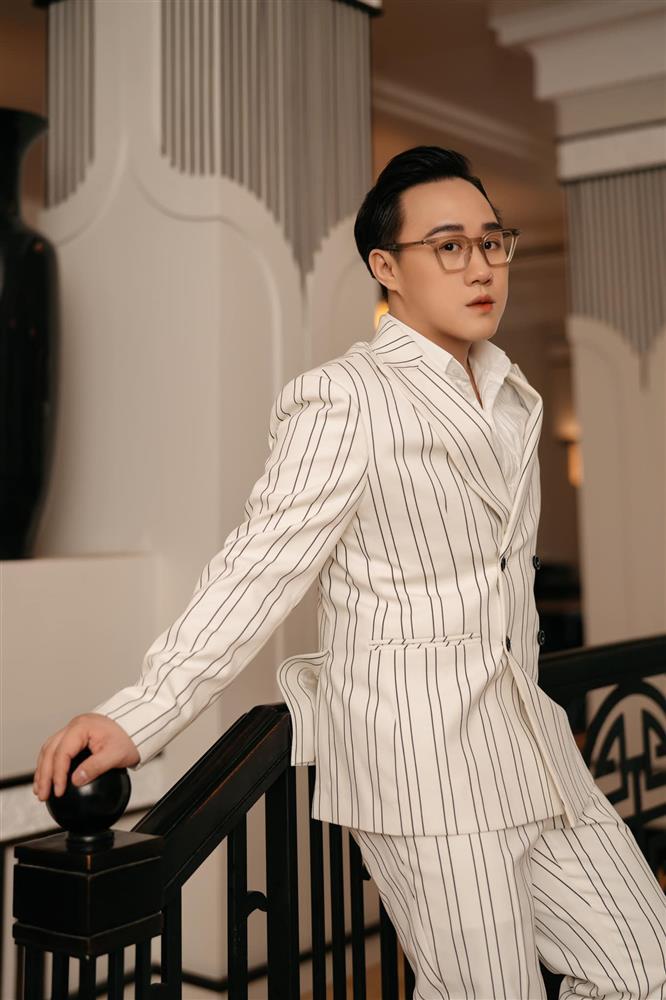 Clip: Trung Quân Idol diện váy lên sân khấu khiến fan Việt hú hồn-1